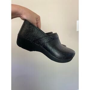 Dansko XP 2.0 Black Floral Tooled Leather Clogs Shoes Womens EU 40/9.5-10